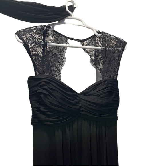 Beautiful Lace Black EVA Dress - Picture 2 of 4